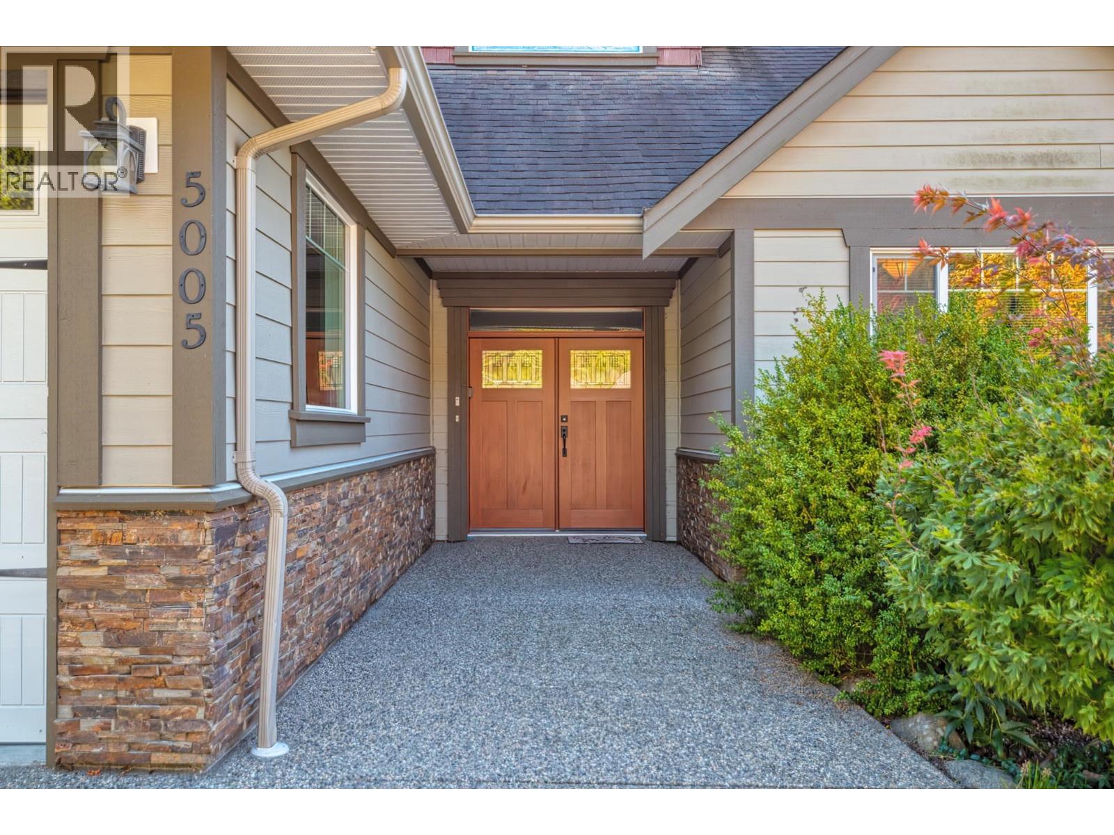 5005 BAY ROAD, Sechelt