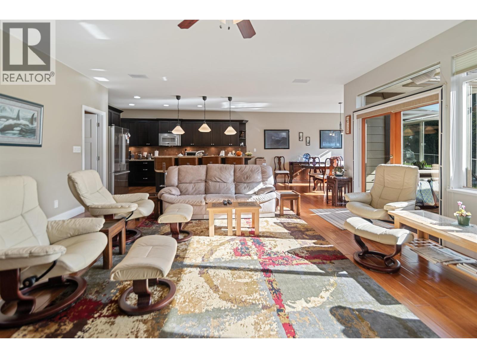 5005 BAY ROAD, Sechelt