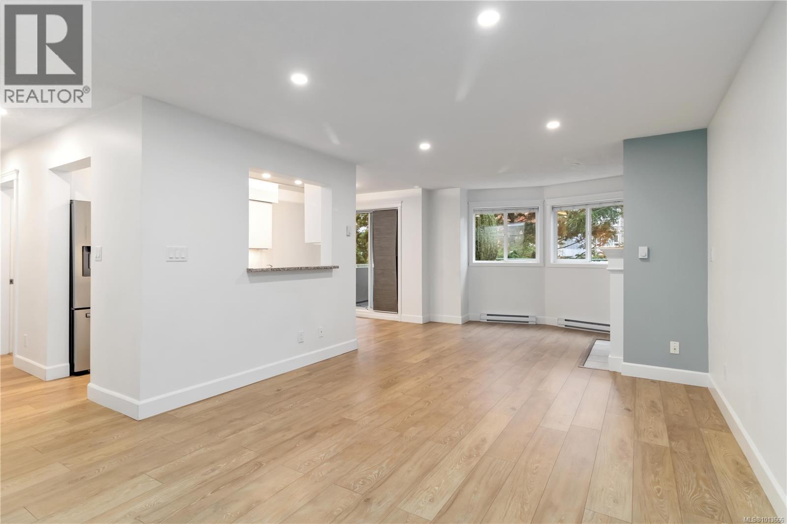 102 894 Vernon Avenue, Saanich