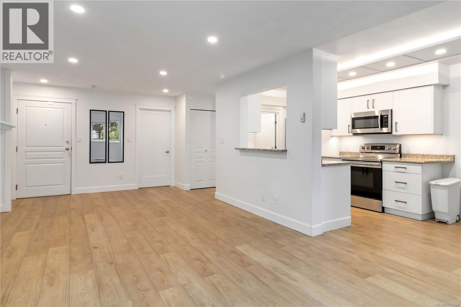 102 894 Vernon Avenue, Saanich