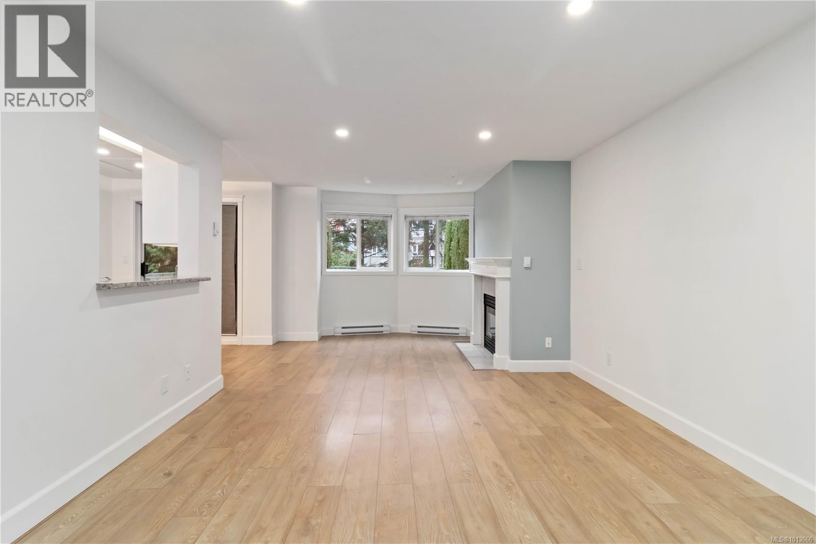 102 894 Vernon Avenue, Saanich