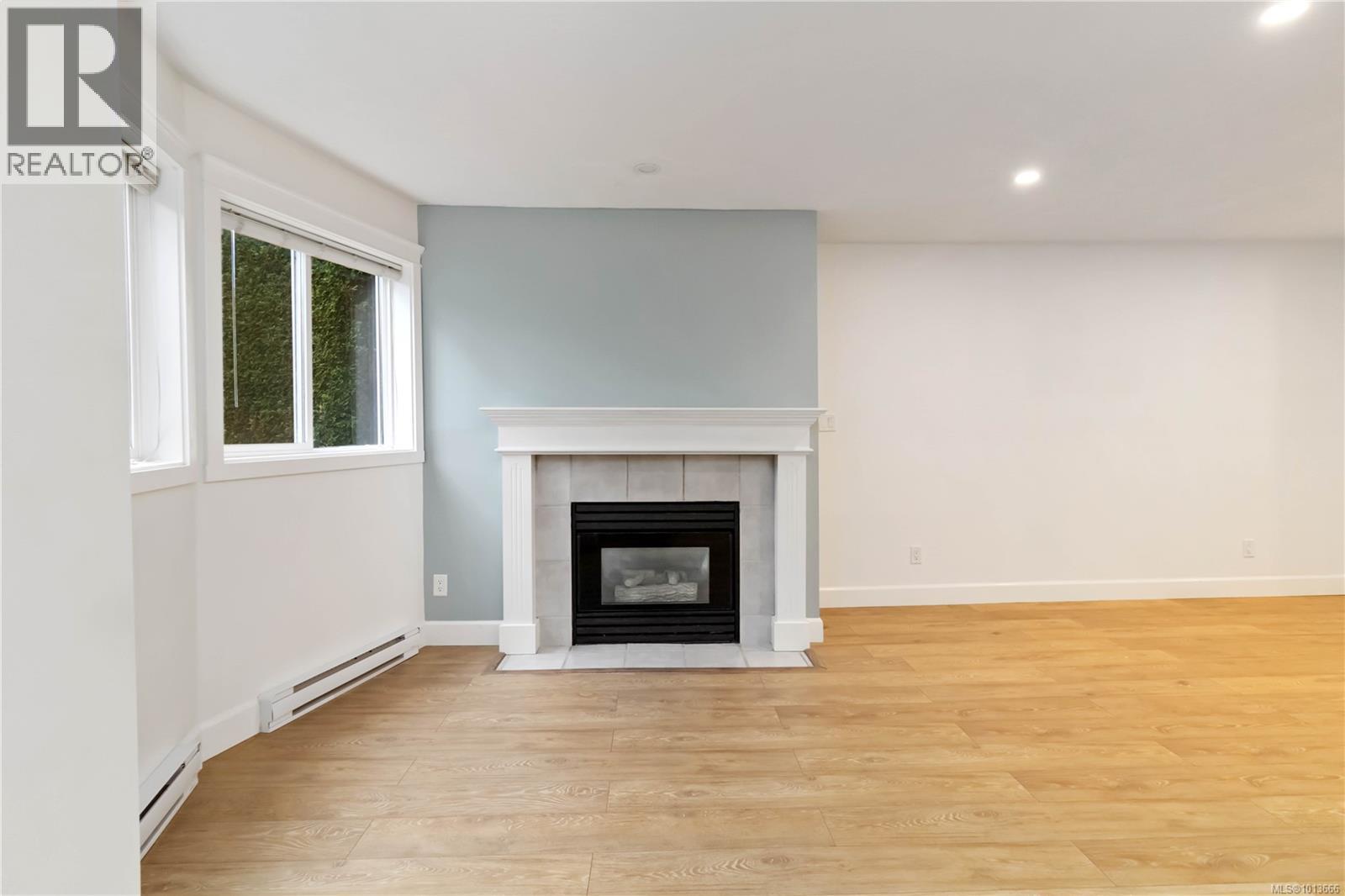 102 894 Vernon Avenue, Saanich