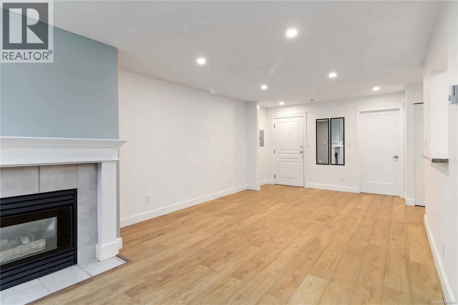 102 894 Vernon Avenue, Saanich