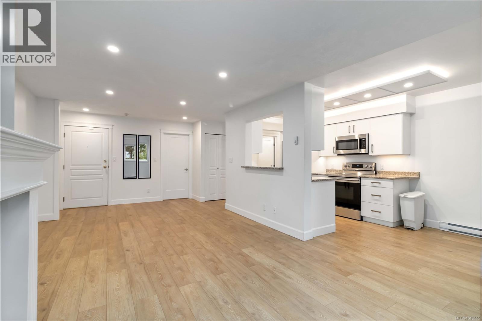 102 894 Vernon Avenue, Saanich