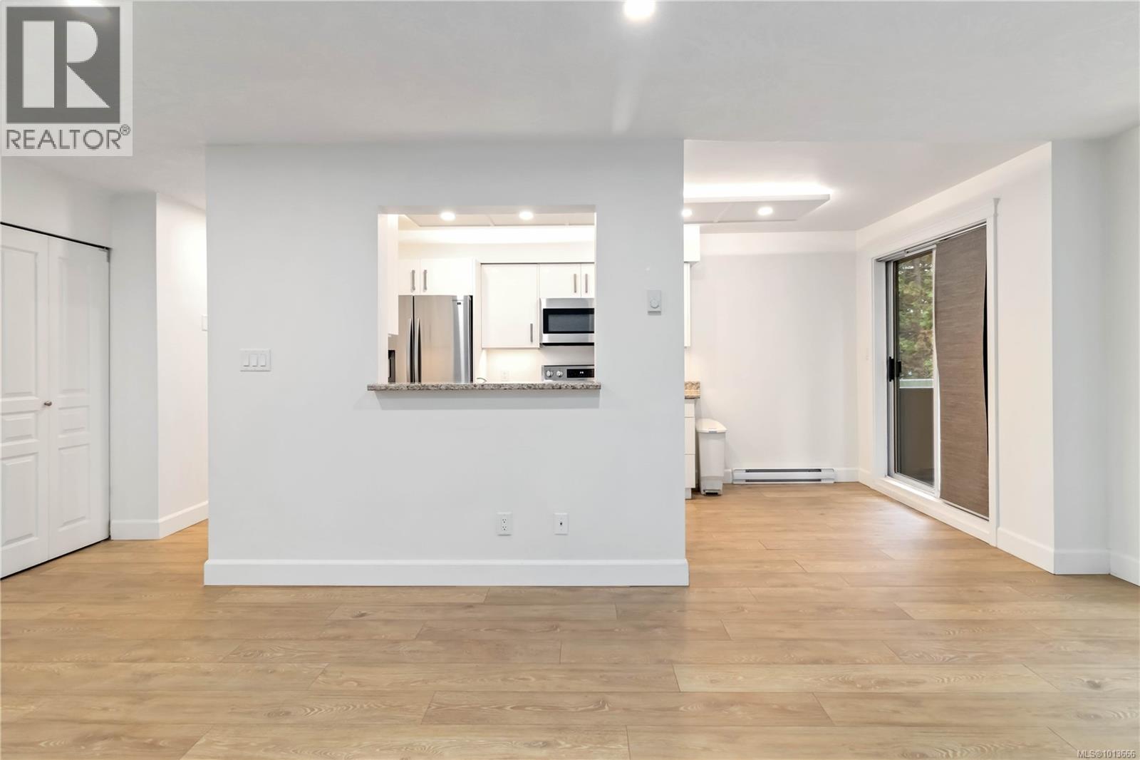 102 894 Vernon Avenue, Saanich