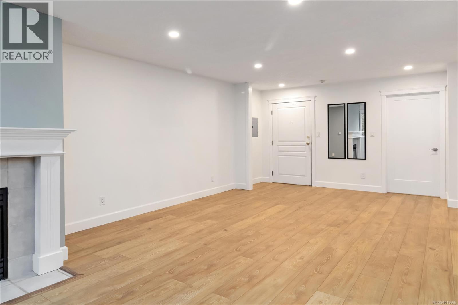 102 894 Vernon Avenue, Saanich