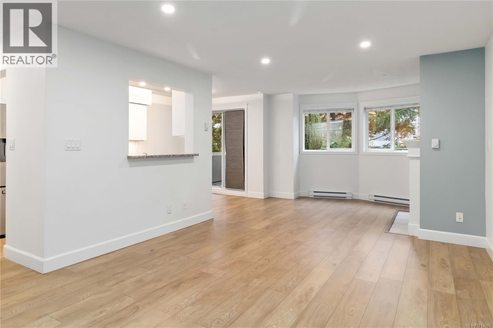 102 894 Vernon Avenue, Saanich