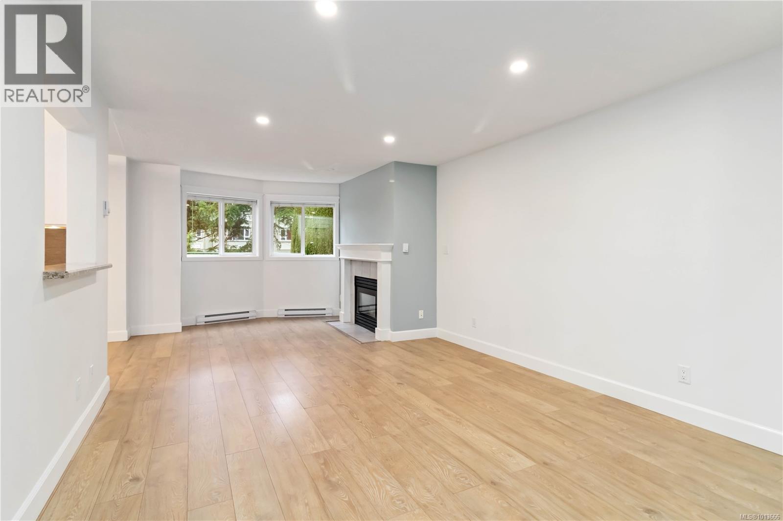 102 894 Vernon Avenue, Saanich