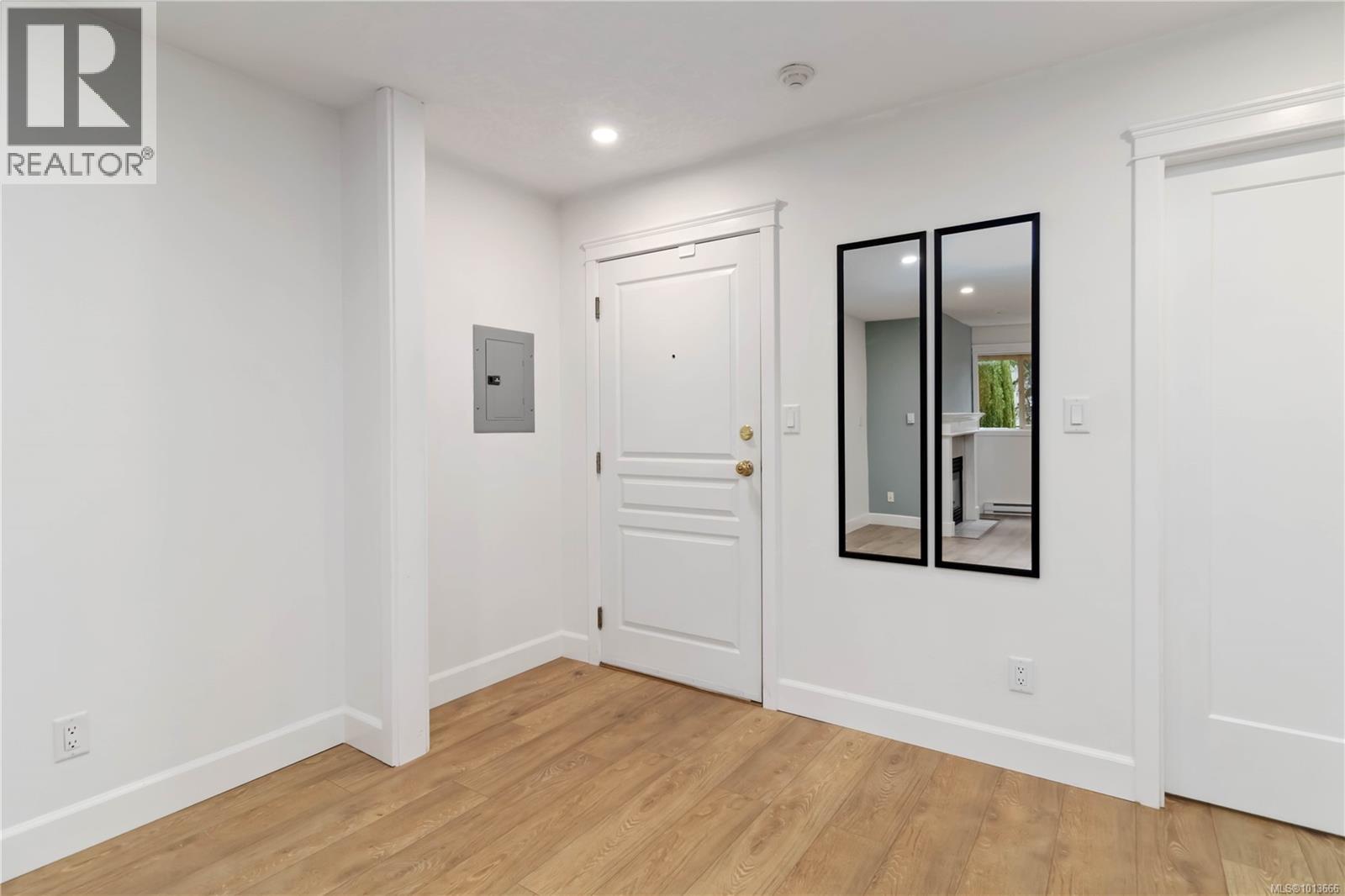 102 894 Vernon Avenue, Saanich