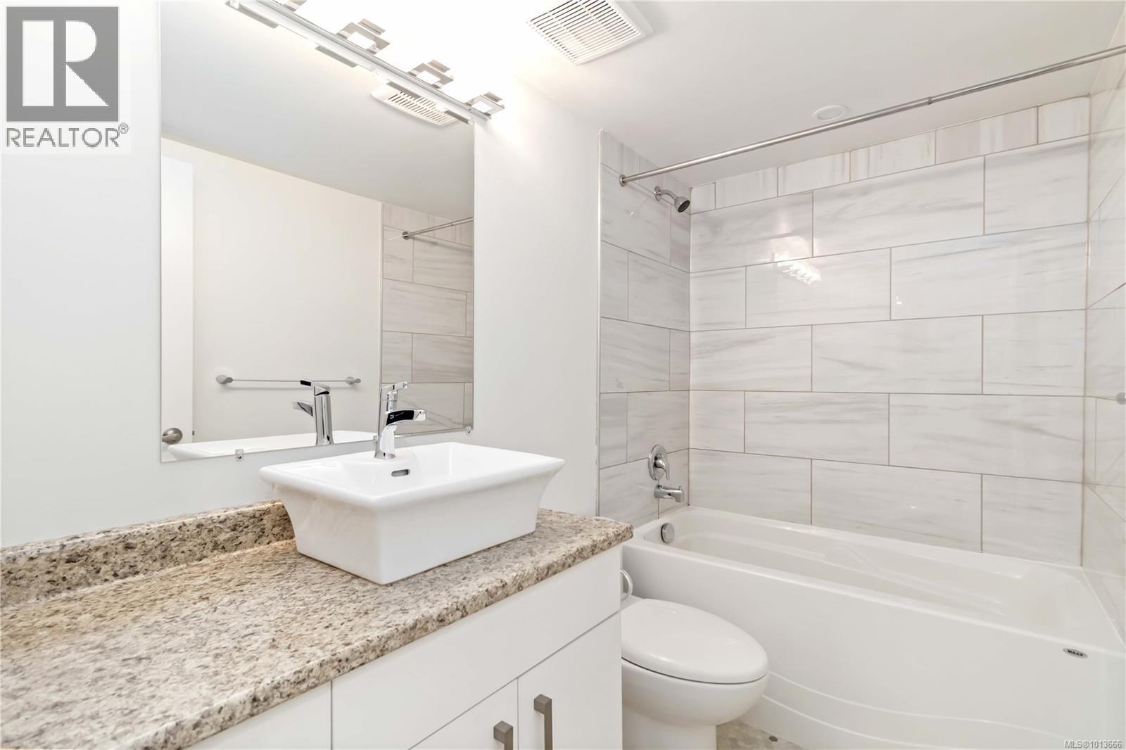 102 894 Vernon Avenue, Saanich