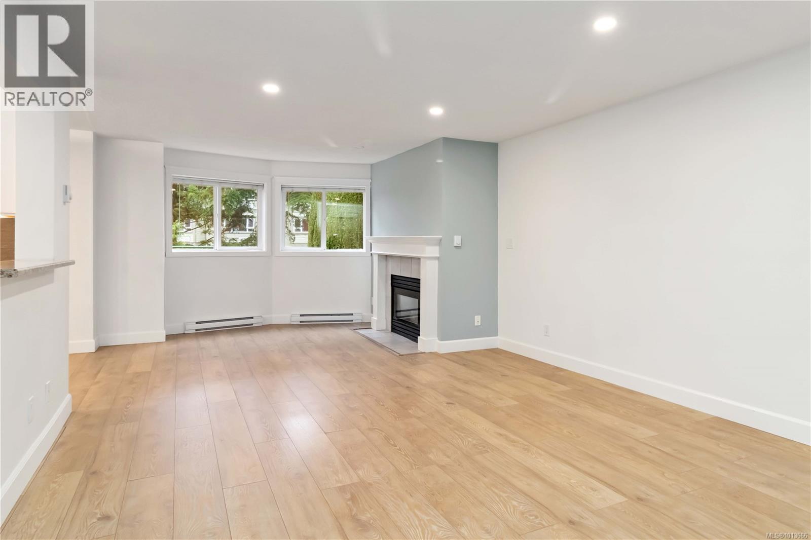 102 894 Vernon Avenue, Saanich