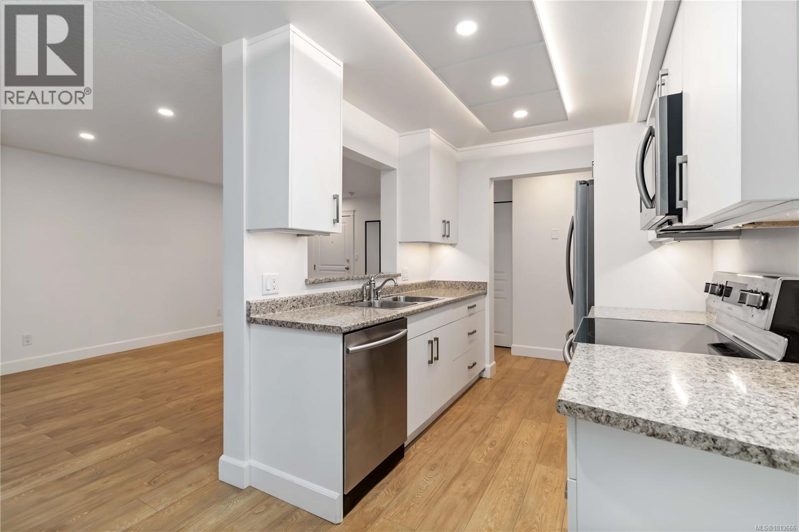 102 894 Vernon Avenue, Saanich