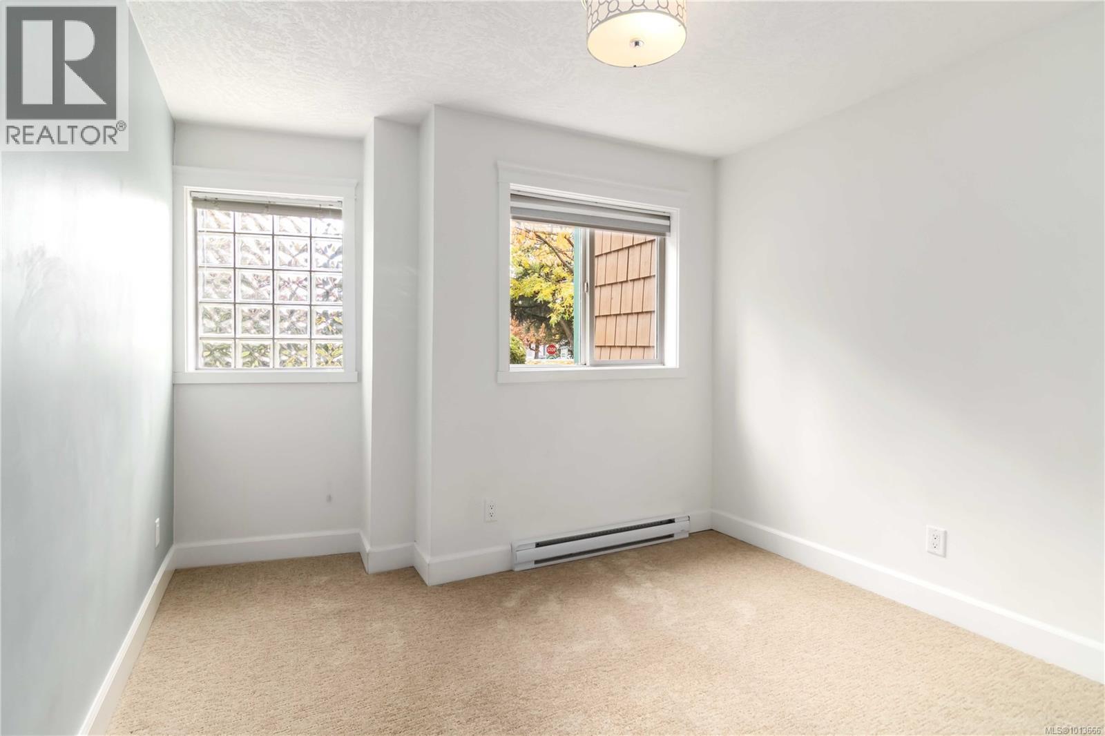 102 894 Vernon Avenue, Saanich