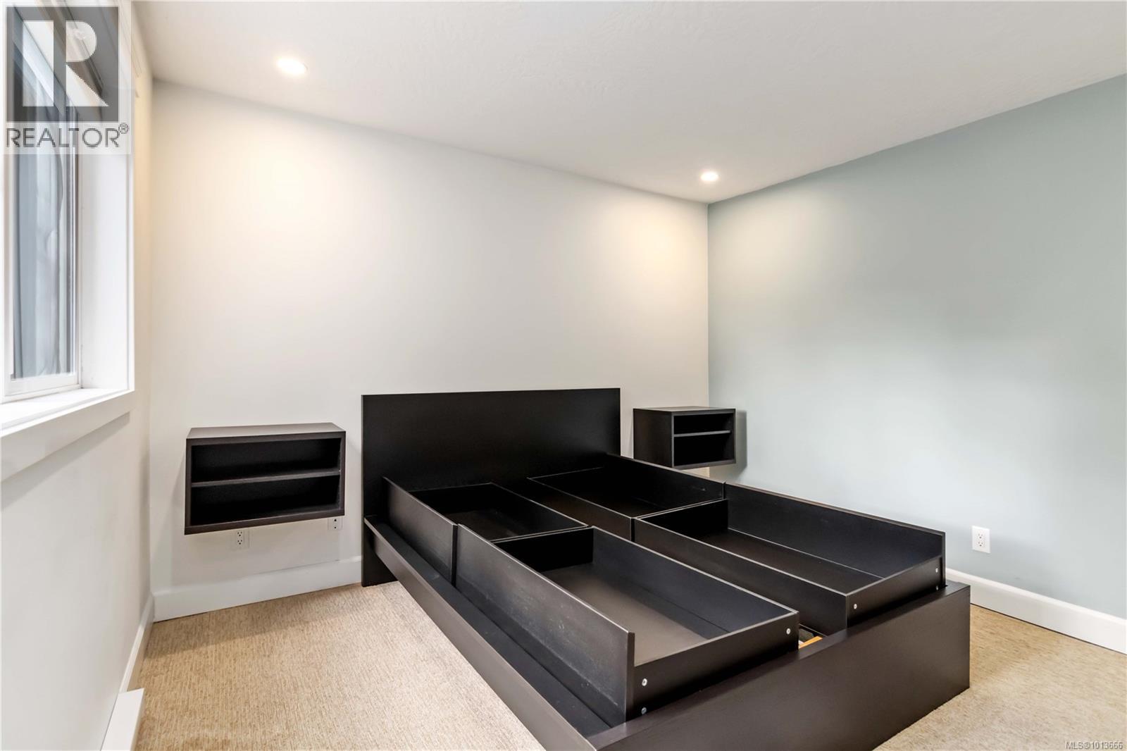 102 894 Vernon Avenue, Saanich