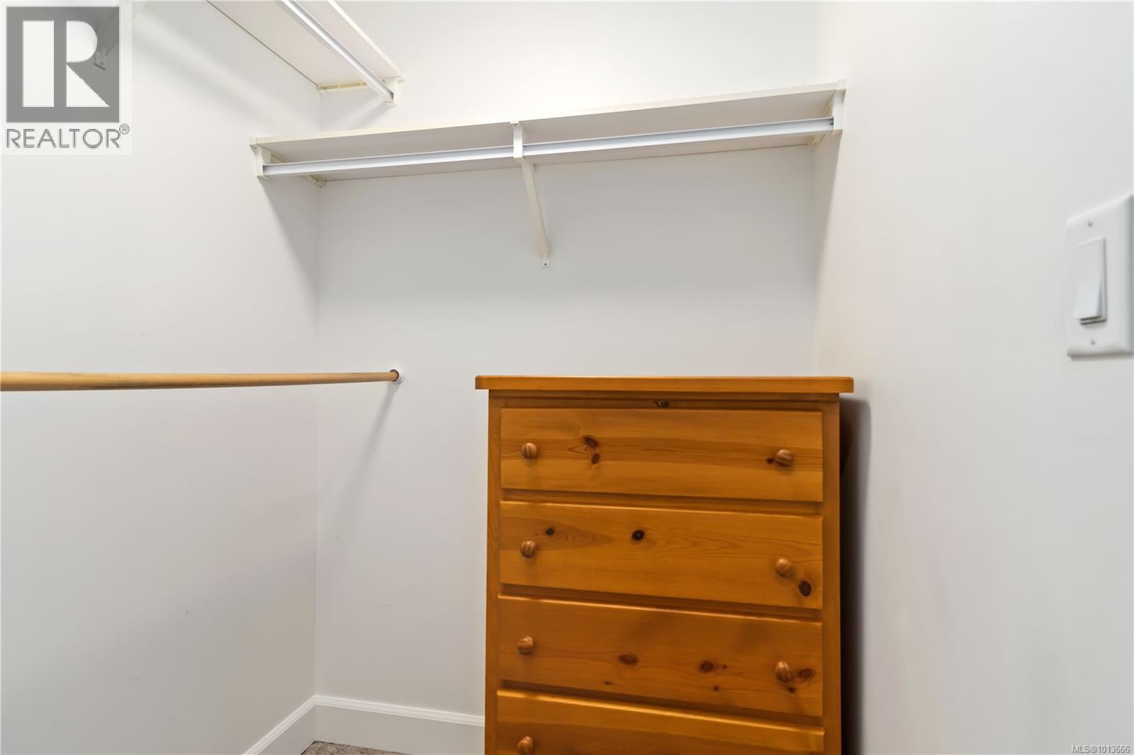 102 894 Vernon Avenue, Saanich