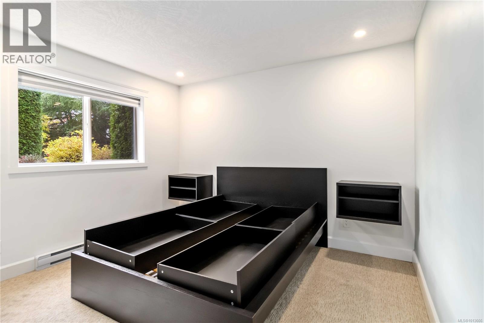 102 894 Vernon Avenue, Saanich