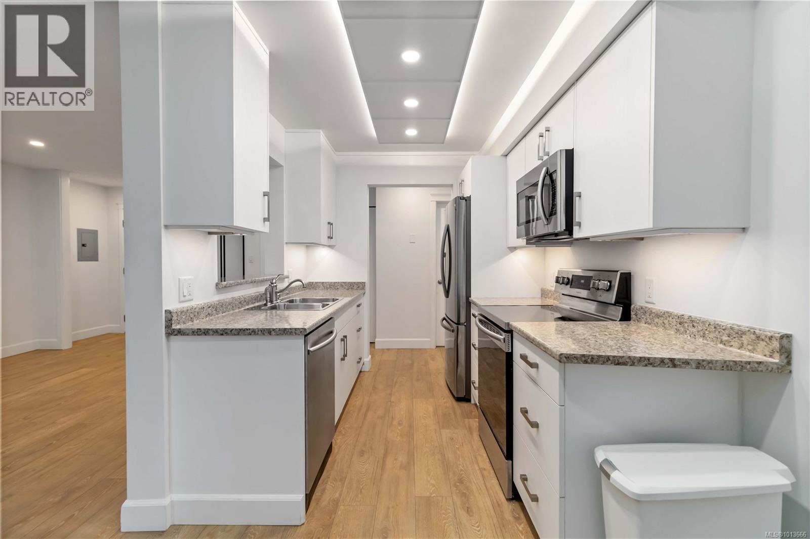 102 894 Vernon Avenue, Saanich