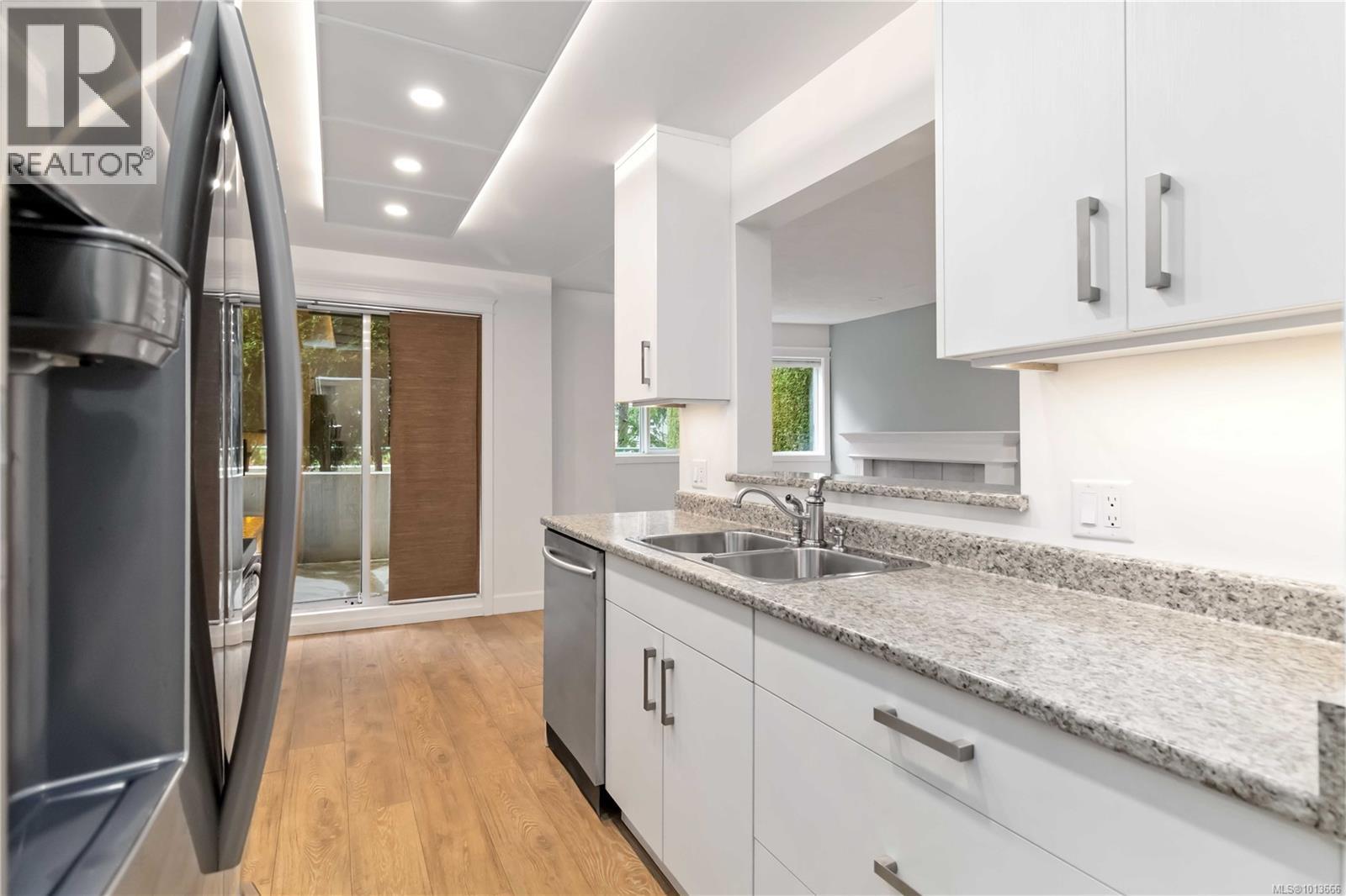 102 894 Vernon Avenue, Saanich