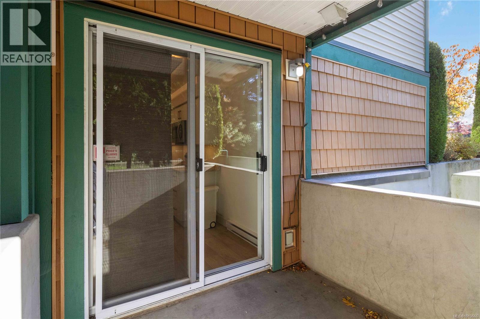 102 894 Vernon Avenue, Saanich