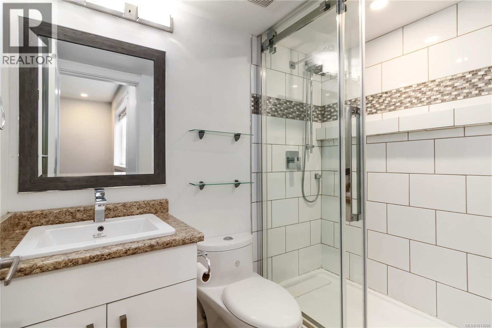 102 894 Vernon Avenue, Saanich