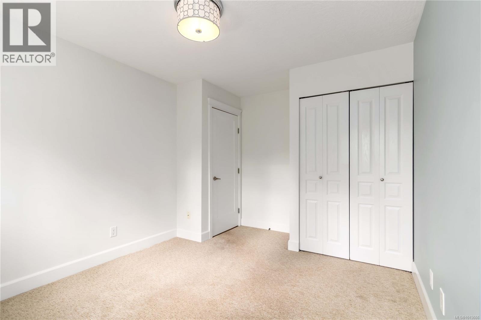 102 894 Vernon Avenue, Saanich