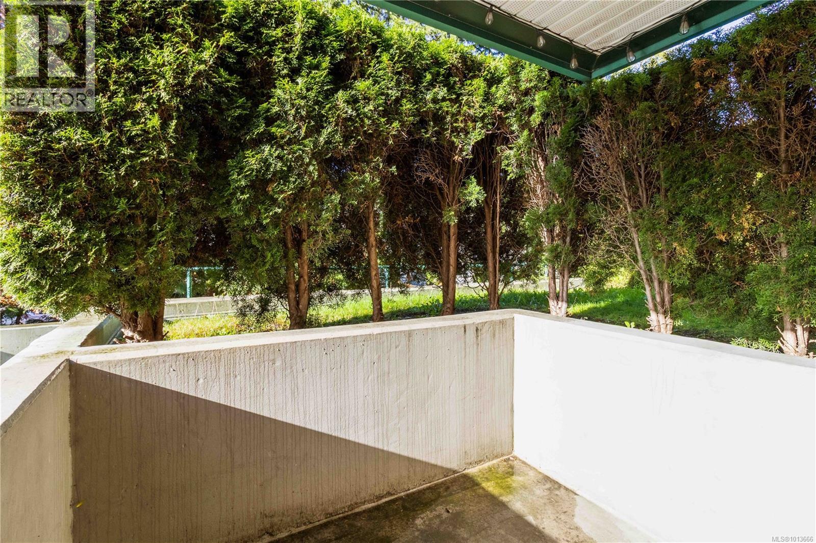 102 894 Vernon Avenue, Saanich