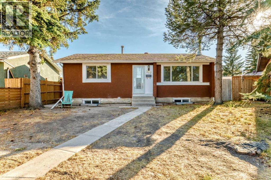 207 Pinecliff Way NE, Calgary, Alberta