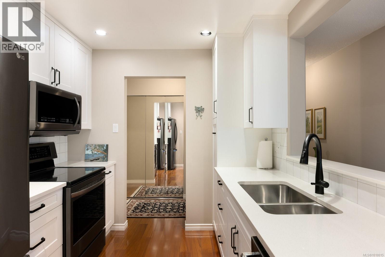 202 9900 Fifth Street, Sidney