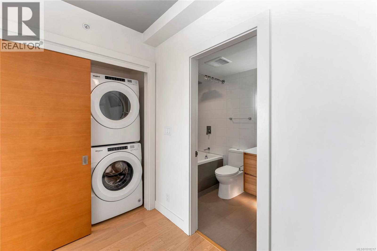 804 989 Johnson Street, Victoria