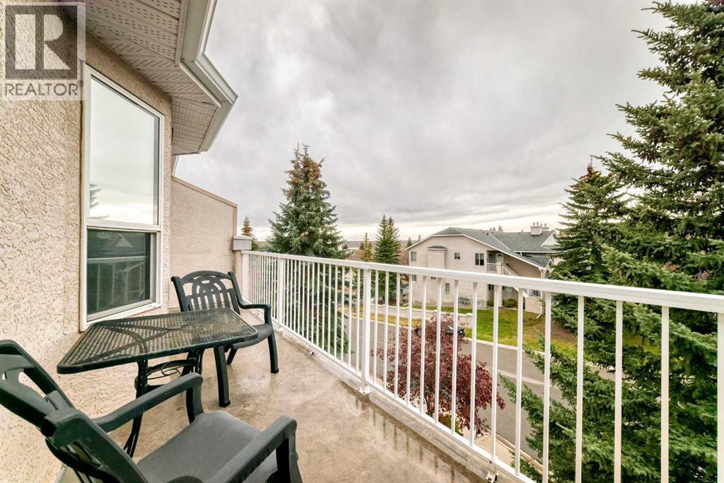 Single Family House for Sale in  Sierra Morena Green SW Signal Hill Calgary 