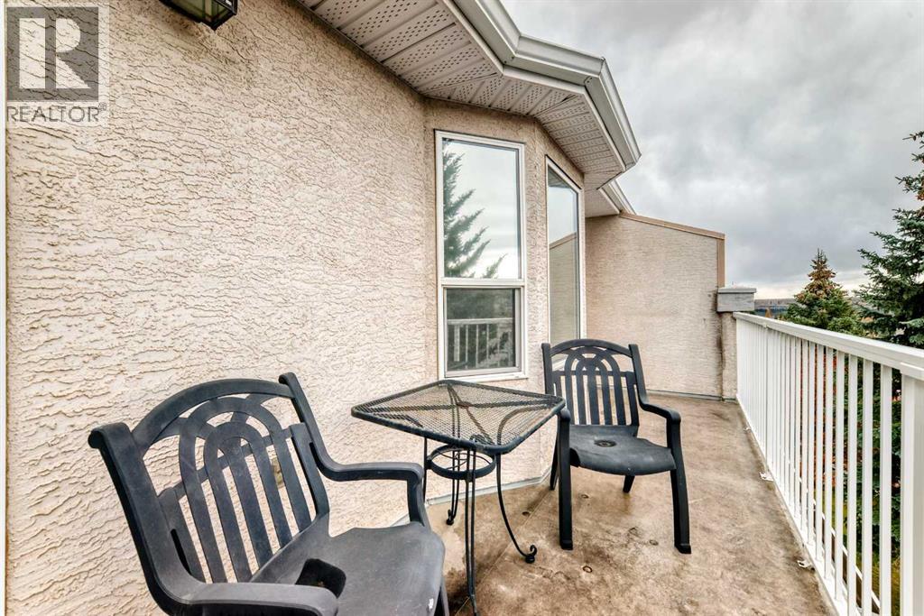 Single Family House for Sale in  Sierra Morena Green SW Signal Hill Calgary 