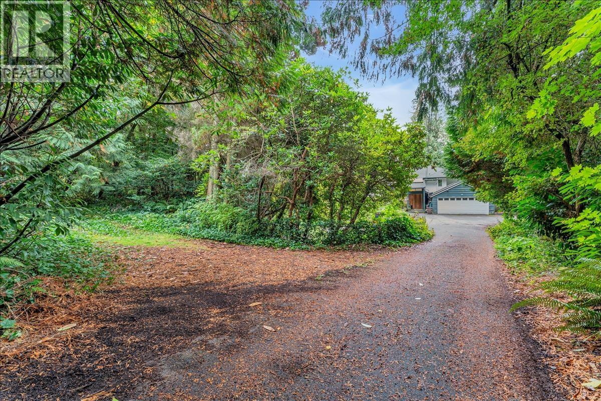 360 KEITH ROAD, West Vancouver