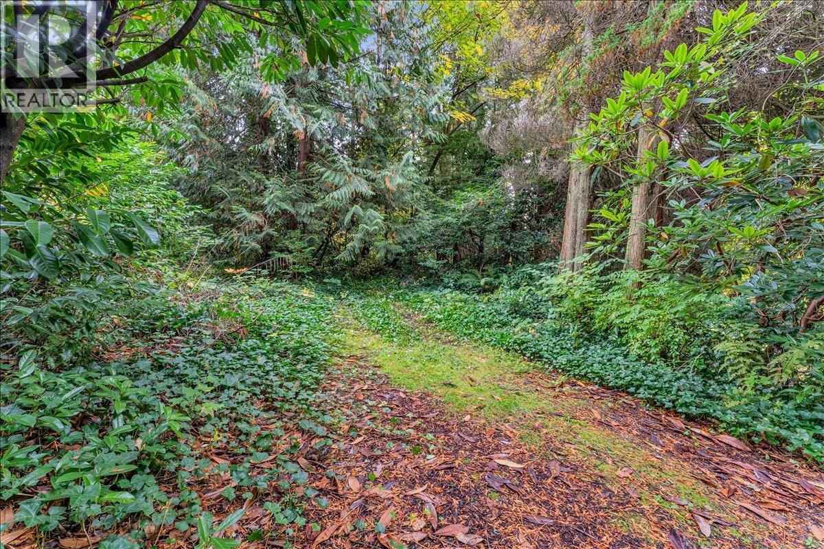 360 KEITH ROAD, West Vancouver