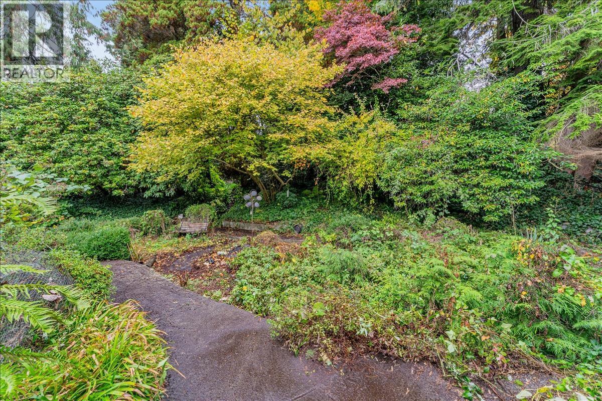 360 KEITH ROAD, West Vancouver