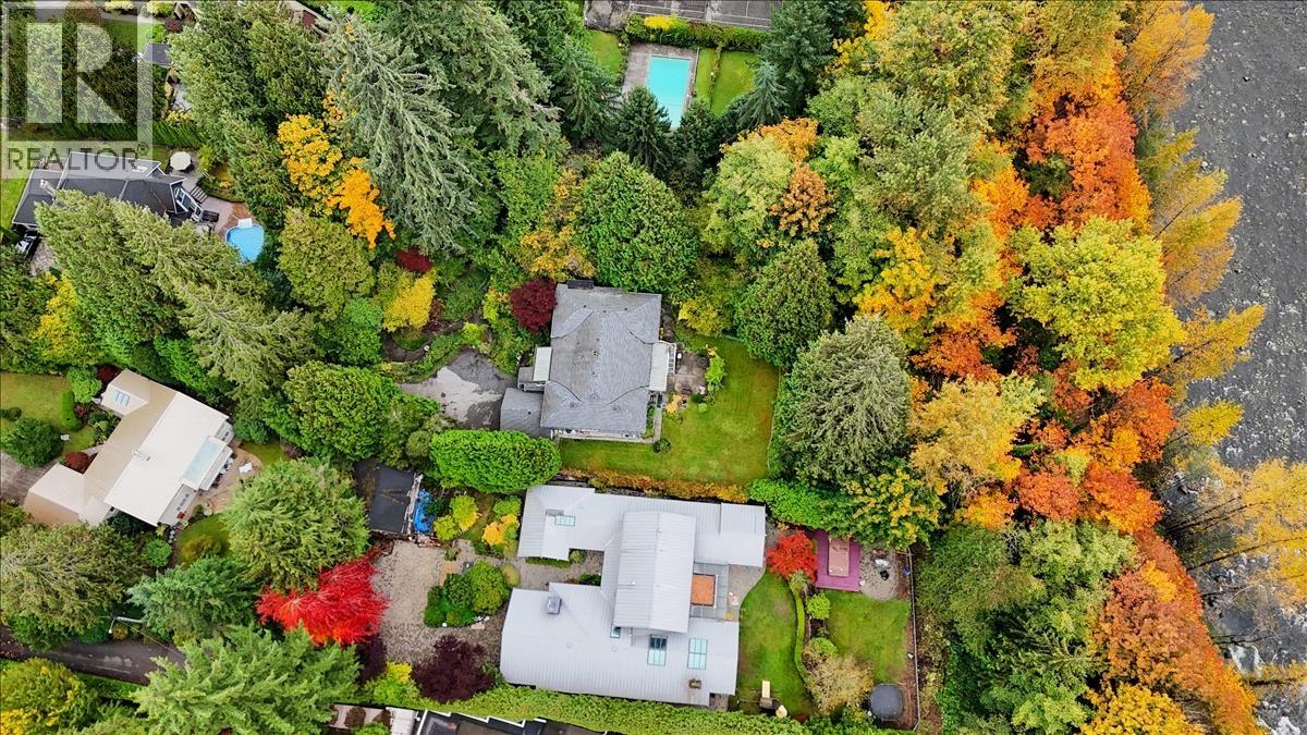 360 KEITH ROAD, West Vancouver