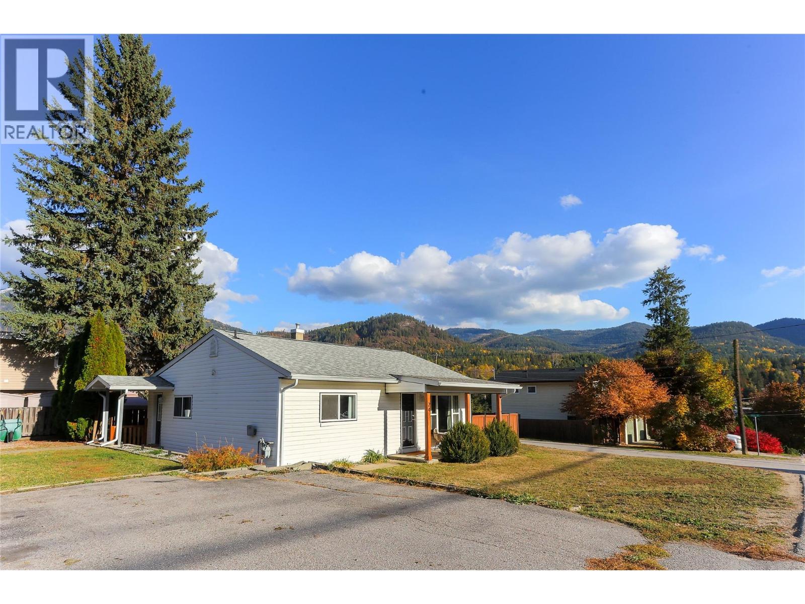 24 Kootenay Avenue N, Fruitvale