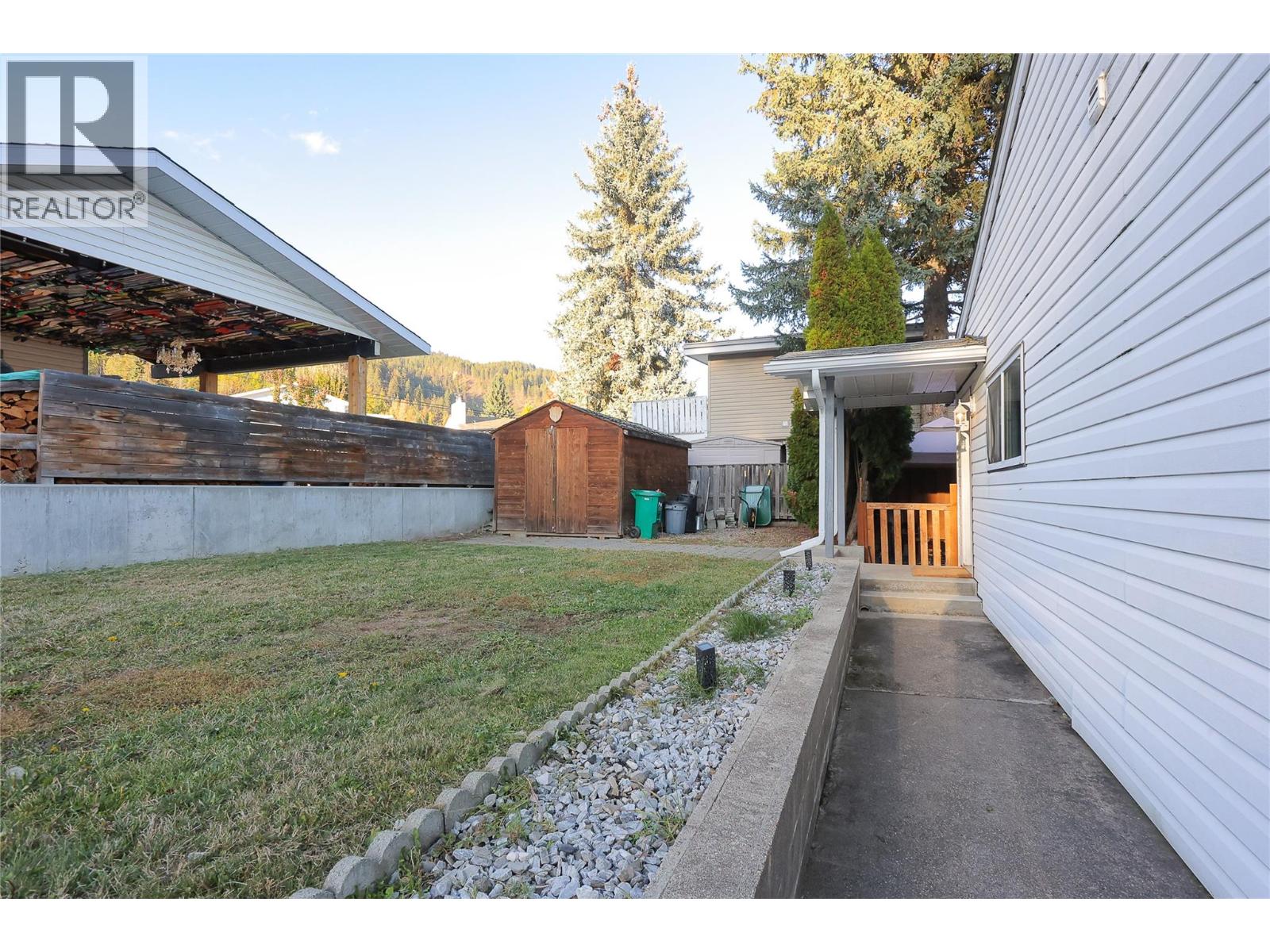 24 Kootenay Avenue N, Fruitvale