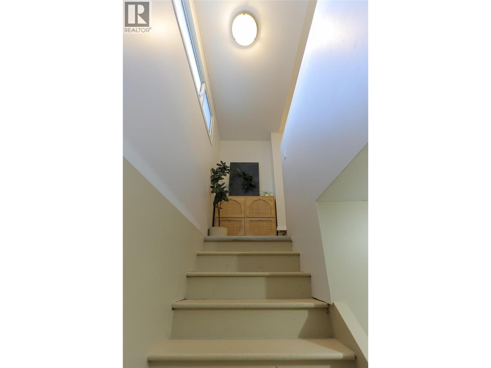 24 Kootenay Avenue N, Fruitvale