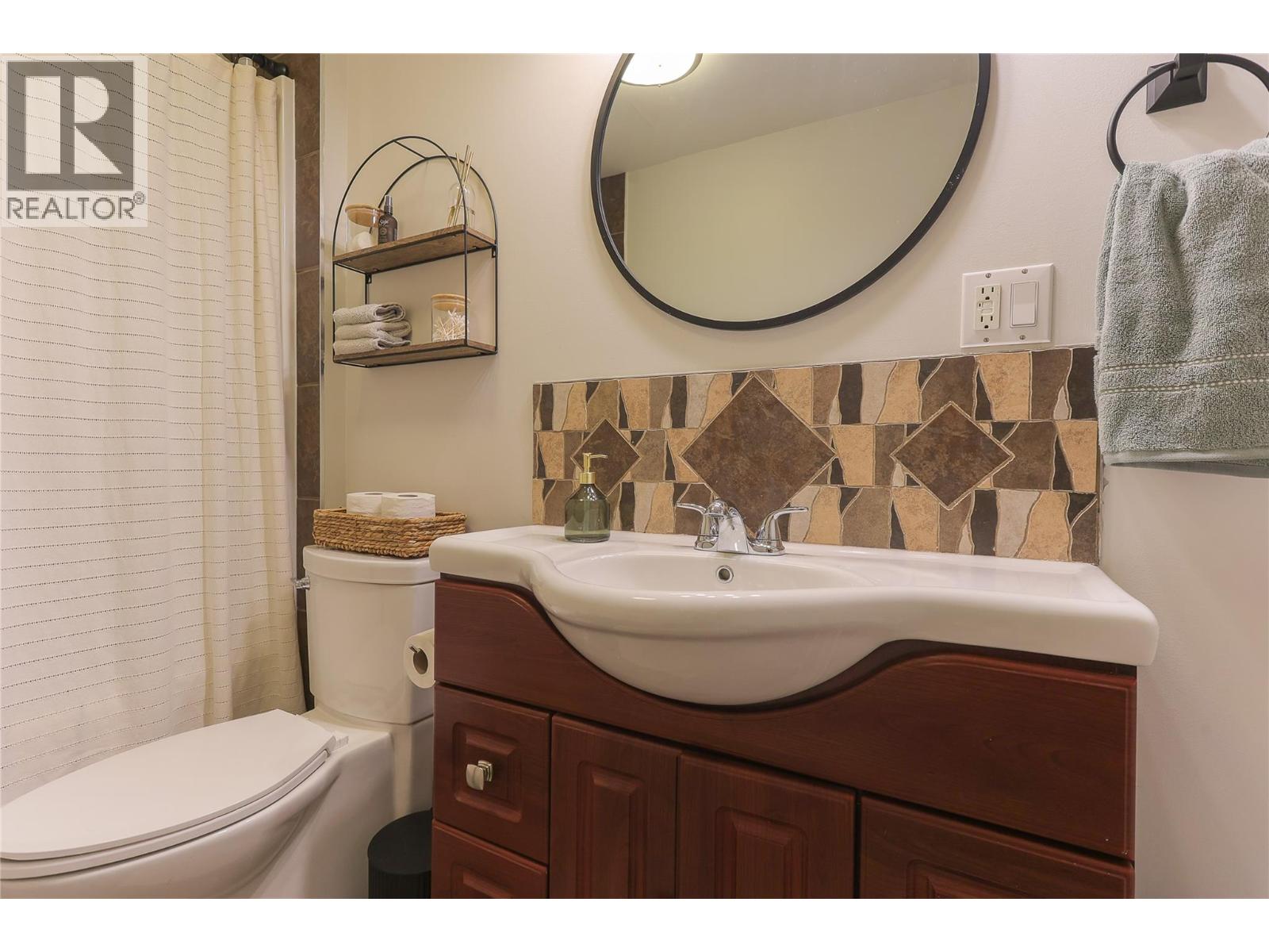 24 Kootenay Avenue N, Fruitvale