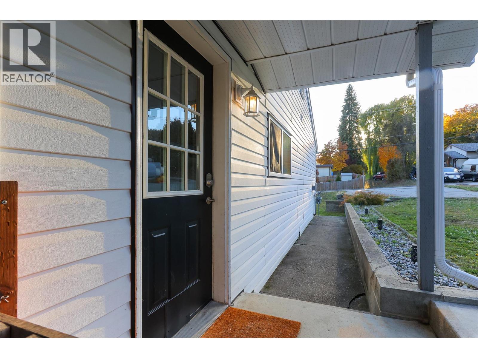 24 Kootenay Avenue N, Fruitvale