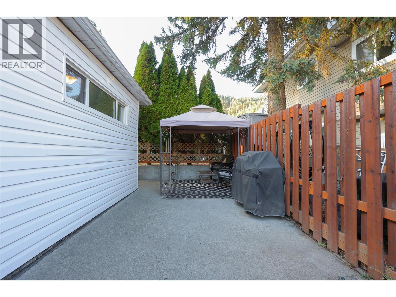 24 Kootenay Avenue N, Fruitvale