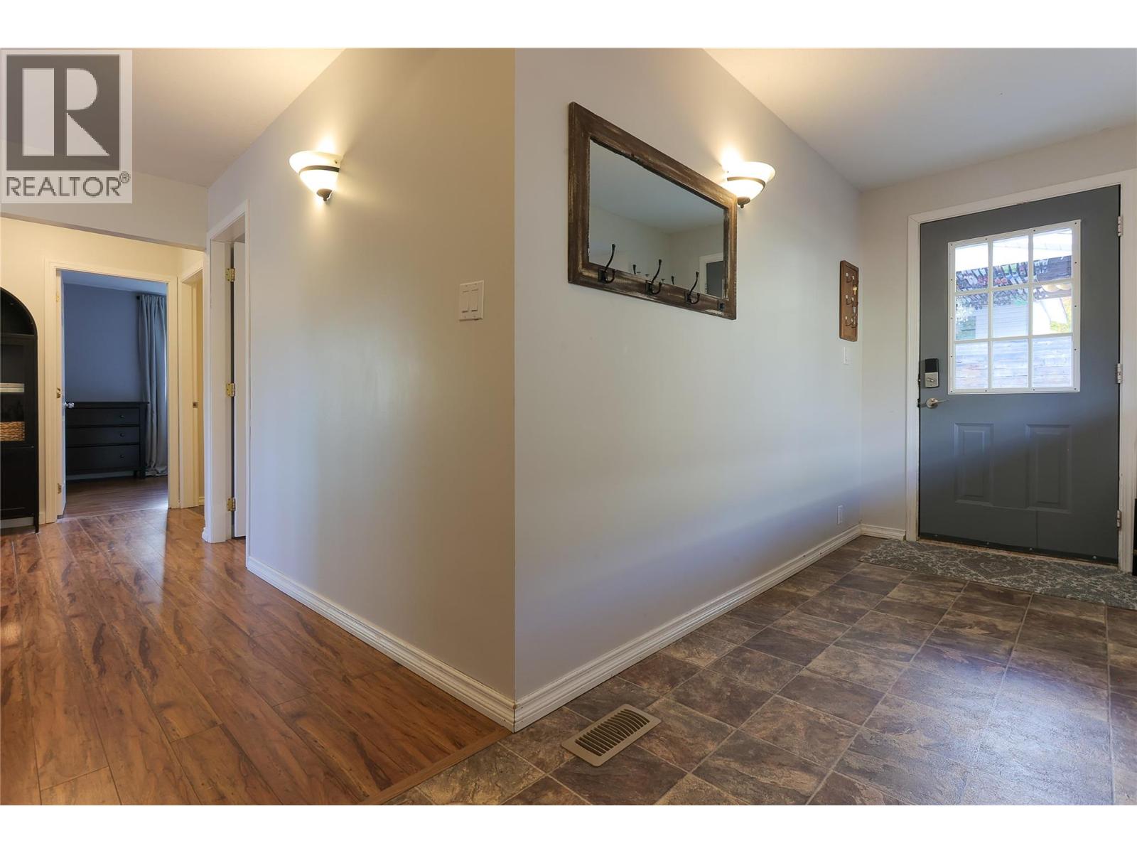 24 Kootenay Avenue N, Fruitvale