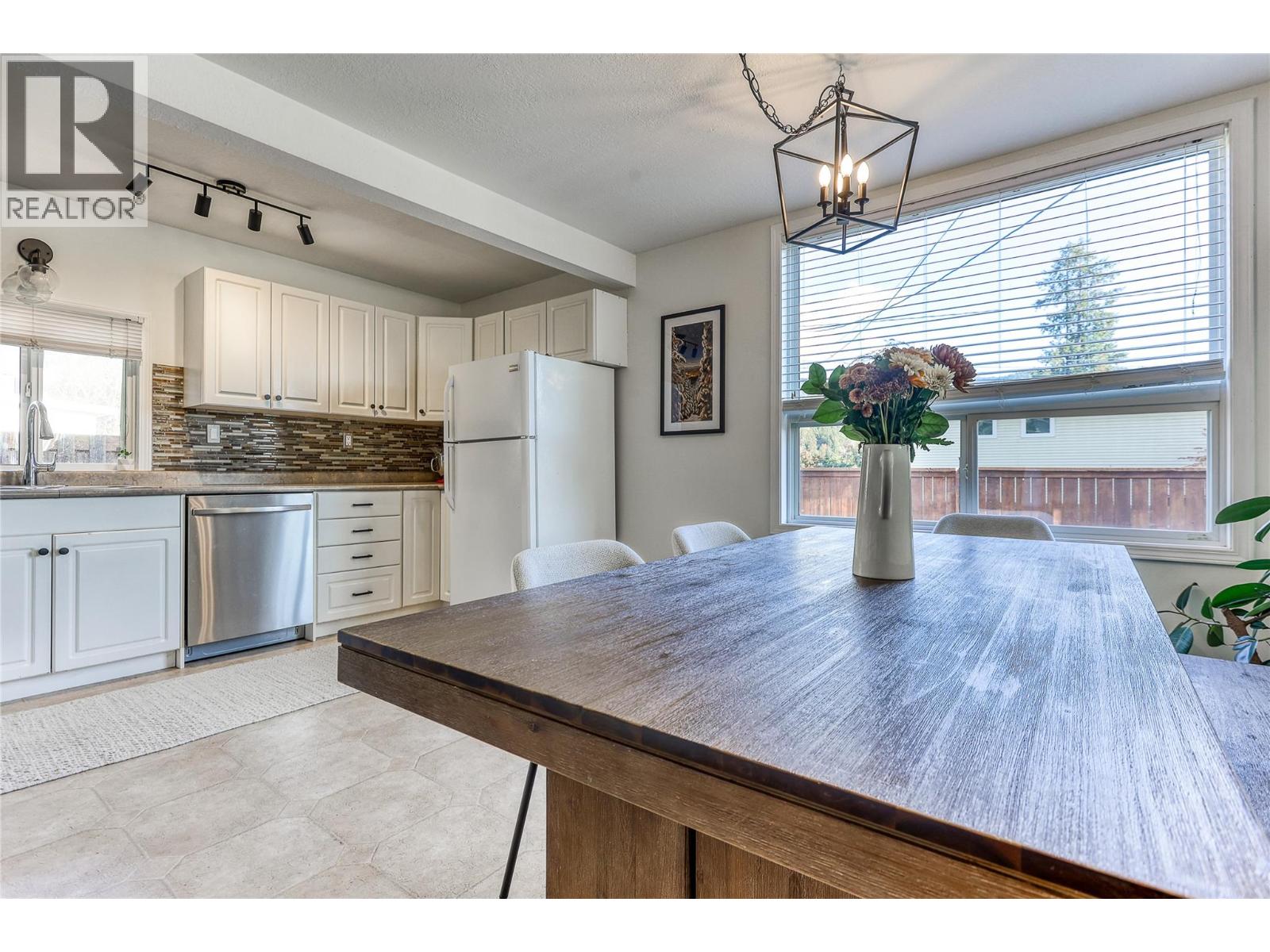 24 Kootenay Avenue N, Fruitvale