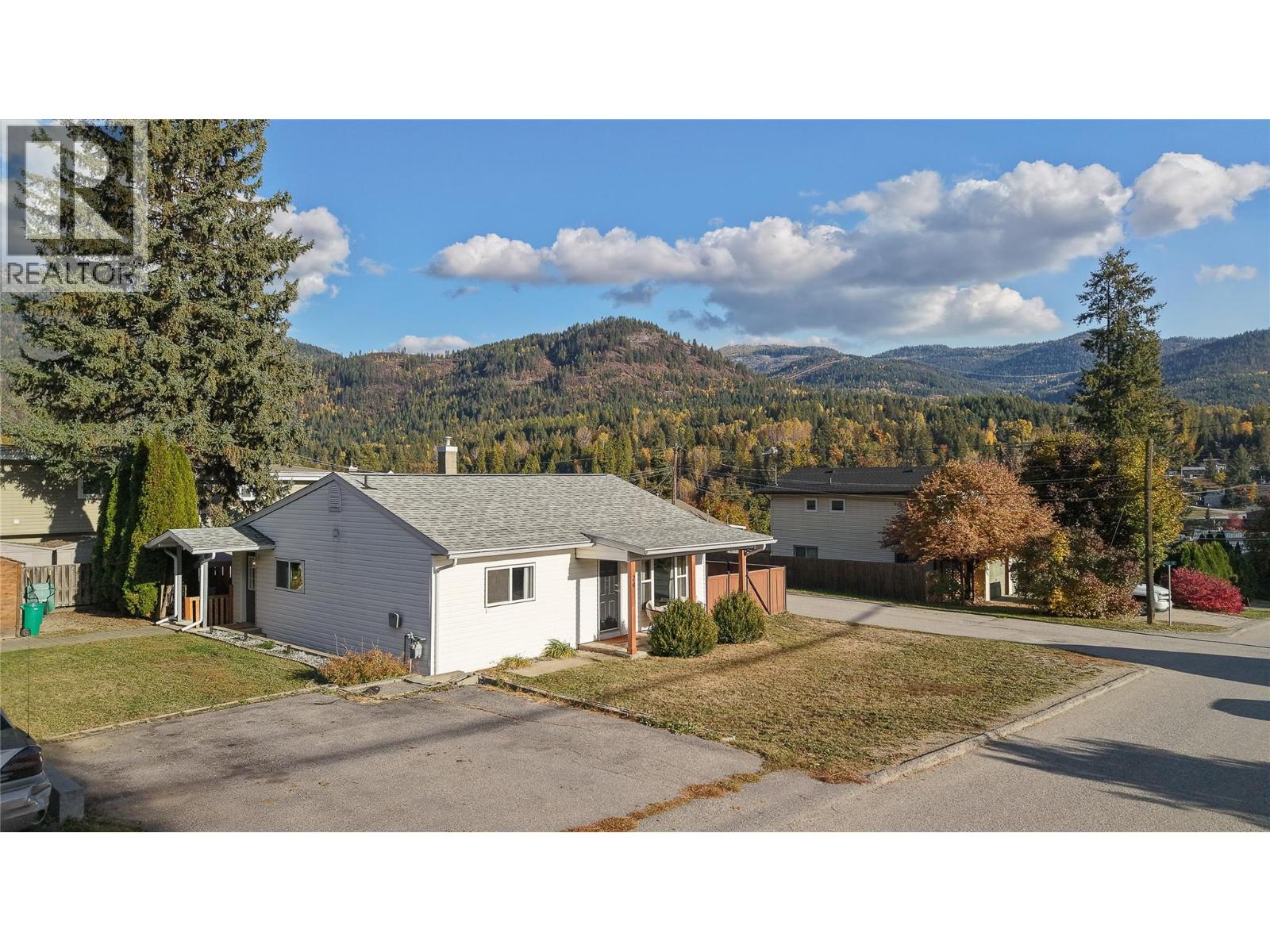 24 Kootenay Avenue N, Fruitvale