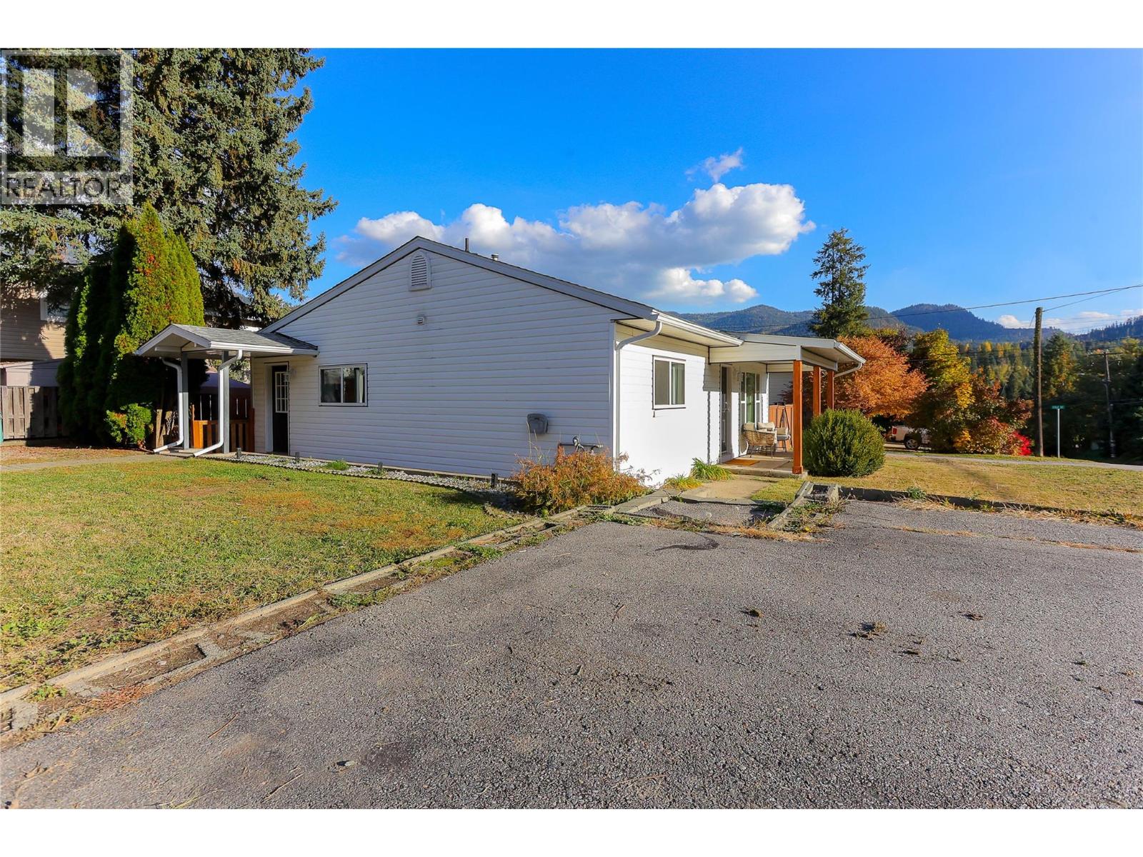 24 Kootenay Avenue N, Fruitvale