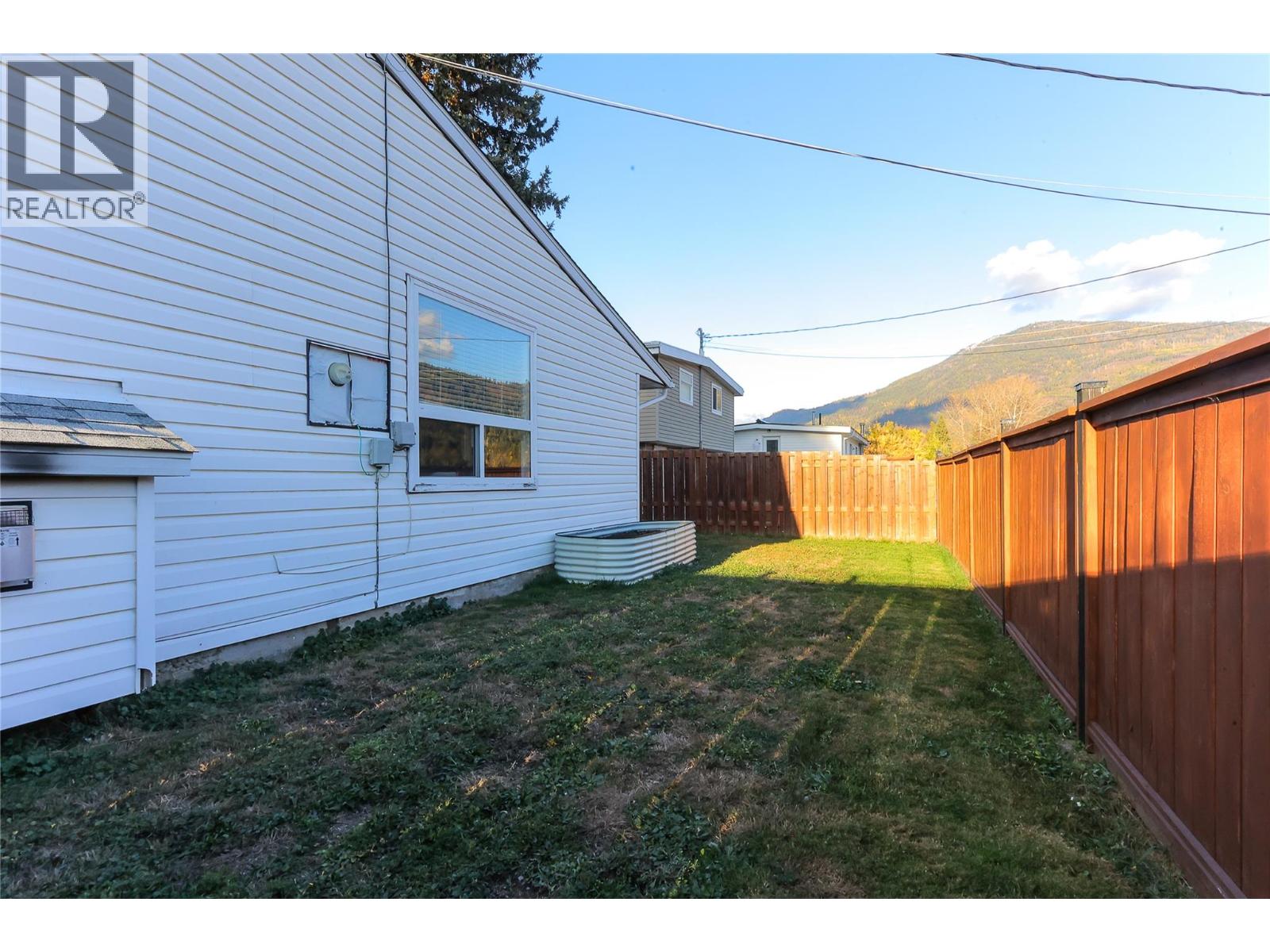 24 Kootenay Avenue N, Fruitvale