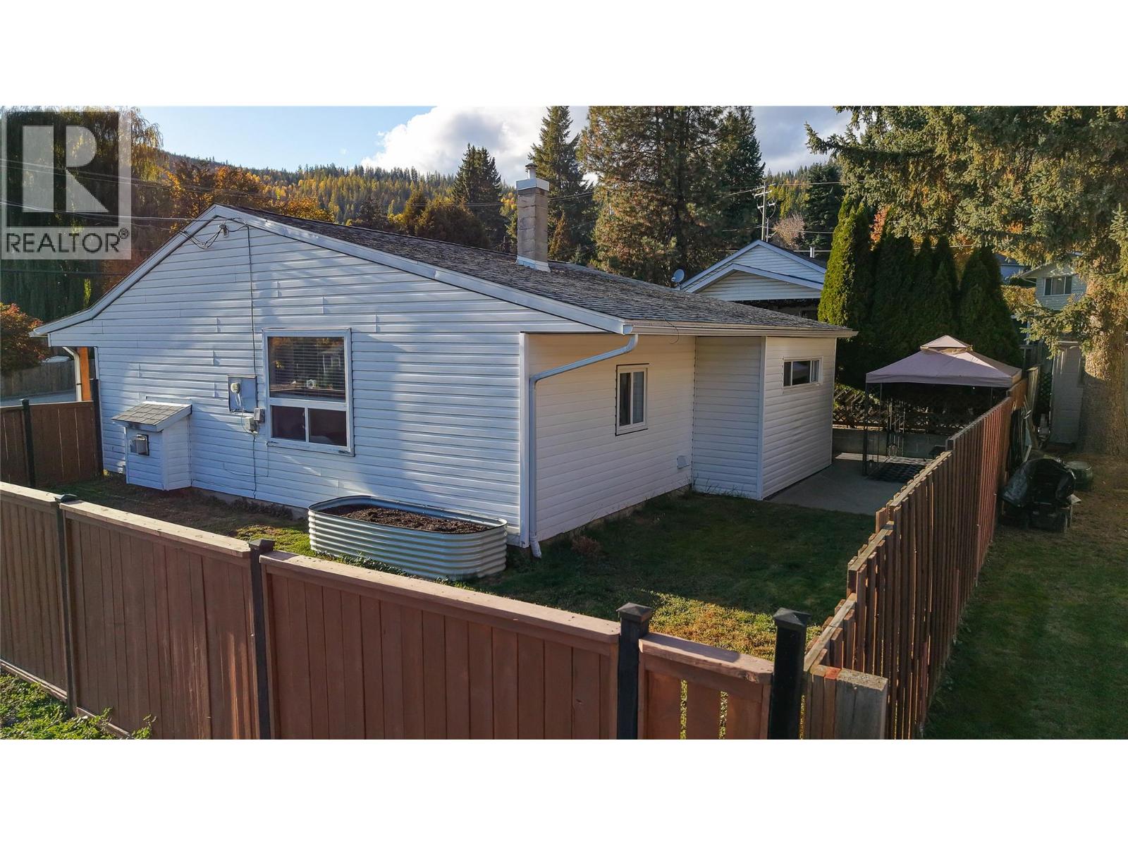 24 Kootenay Avenue N, Fruitvale