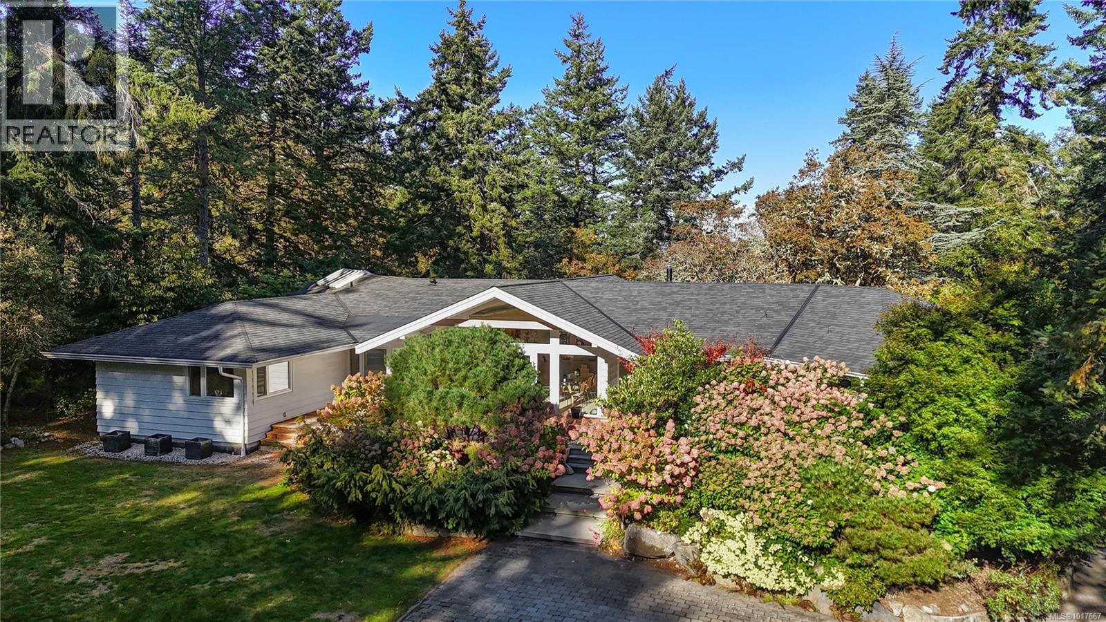  2623 Queenswood Drive, Saanich
