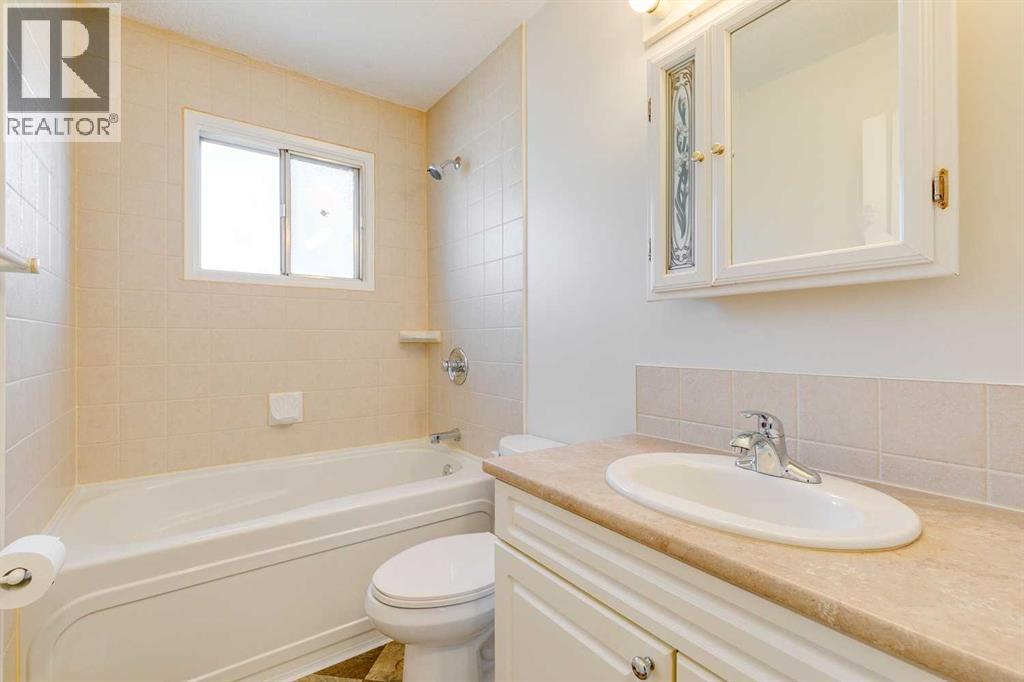 Single Family House Bi-level for Sale in  Doverthorn Place SE Dover Calgary 