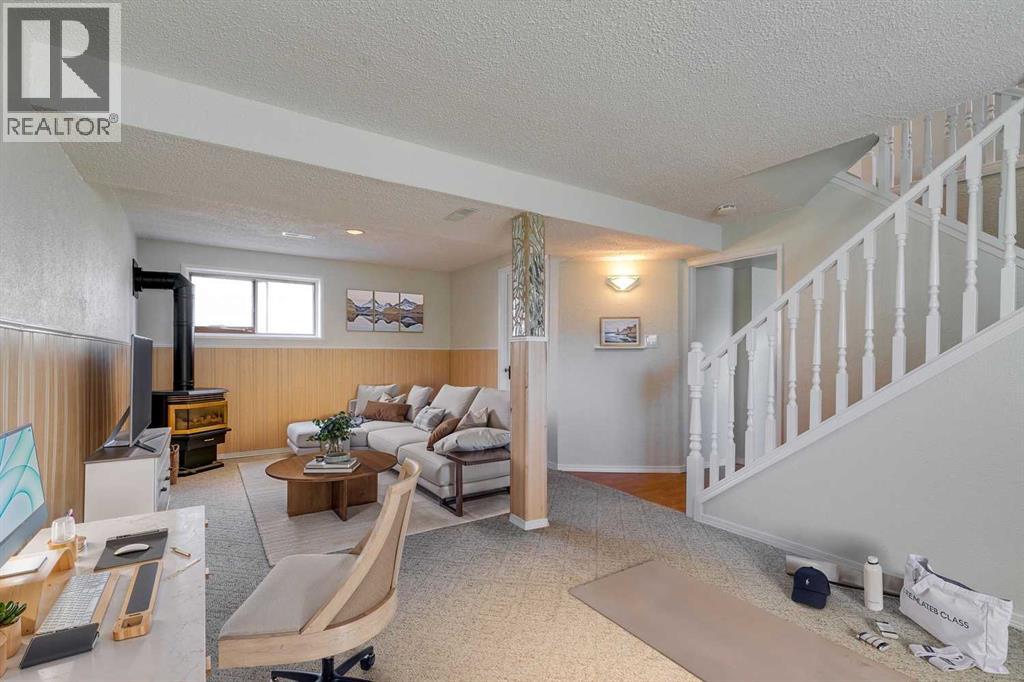 Single Family House Bi-level for Sale in  Doverthorn Place SE Dover Calgary 